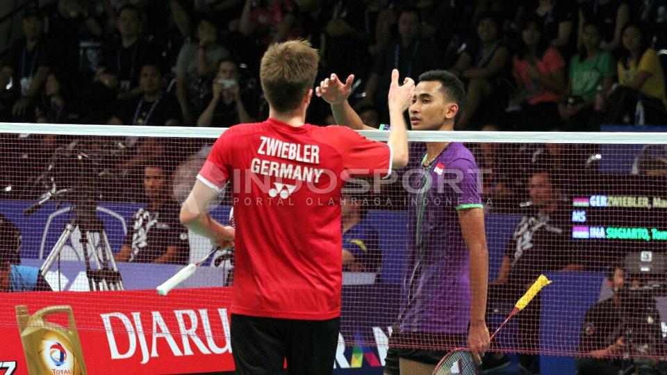 Tommy%20Sugiarto%20bersalaman%20dengan%20Marc%20Zwiebler%20pada%20babak%20kedua%20BCA%20Indonesia%20Open%20Super%20Series%20Premier%202015%2C%20Kamis%20%2804%2F06%2F15%29.